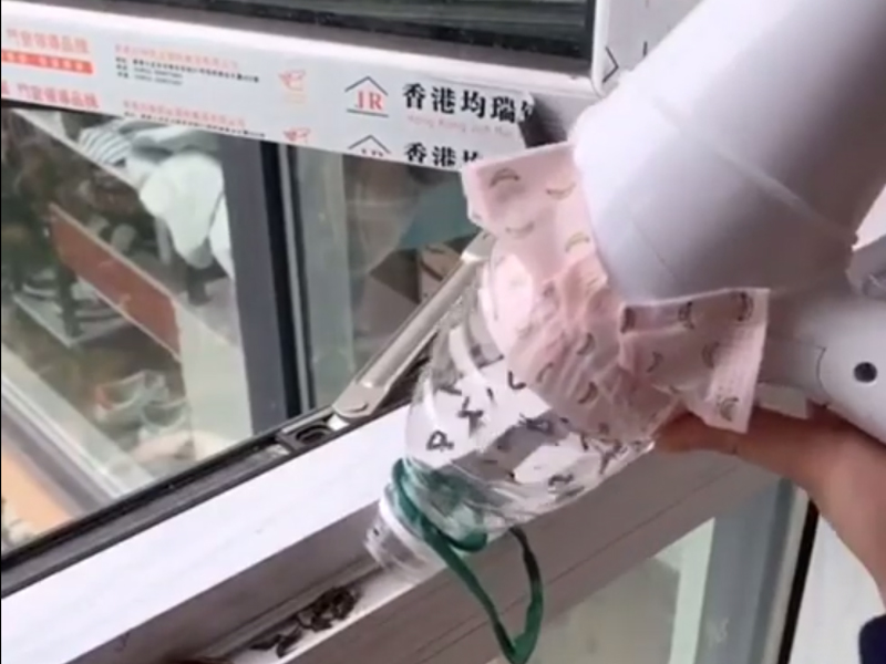 3 cách làm sạch khe cửa sổ đơn giản ai cũng làm được